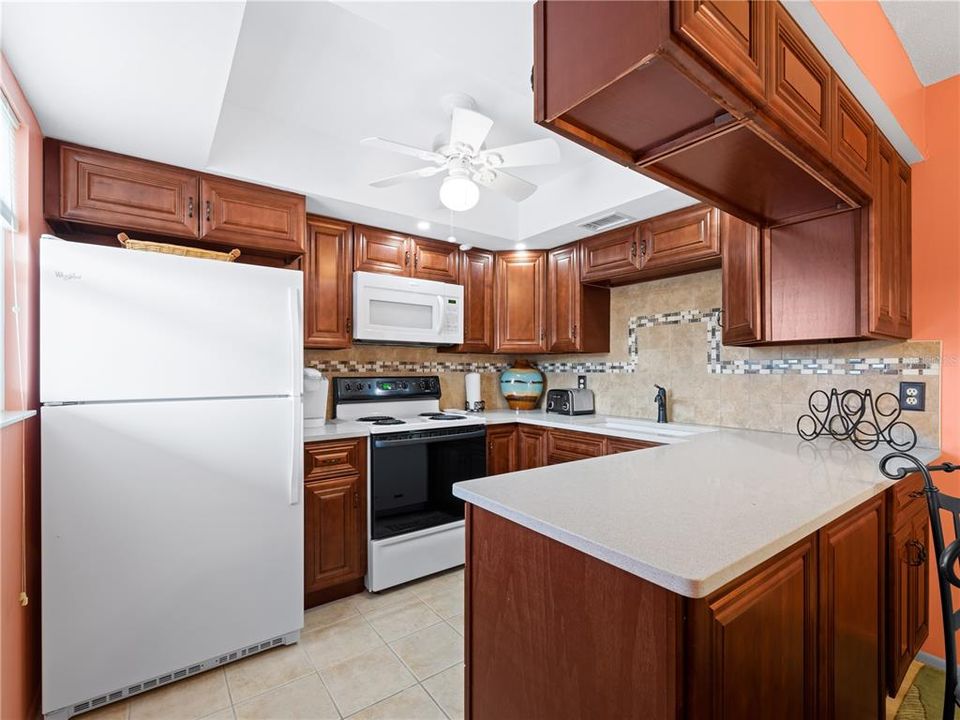 For Sale: $324,000 (2 beds, 2 baths, 811 Square Feet)