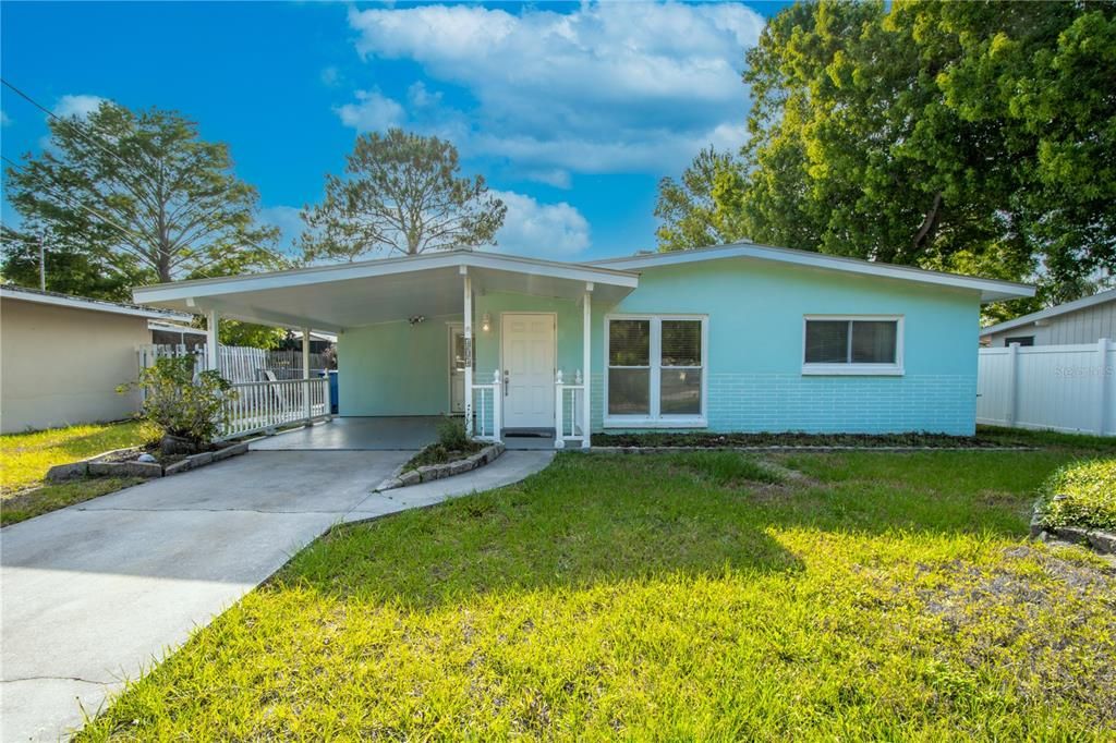 Turn-key, well-maintained 2 BR / 2 BA lakefront home in Palm Harbor.
