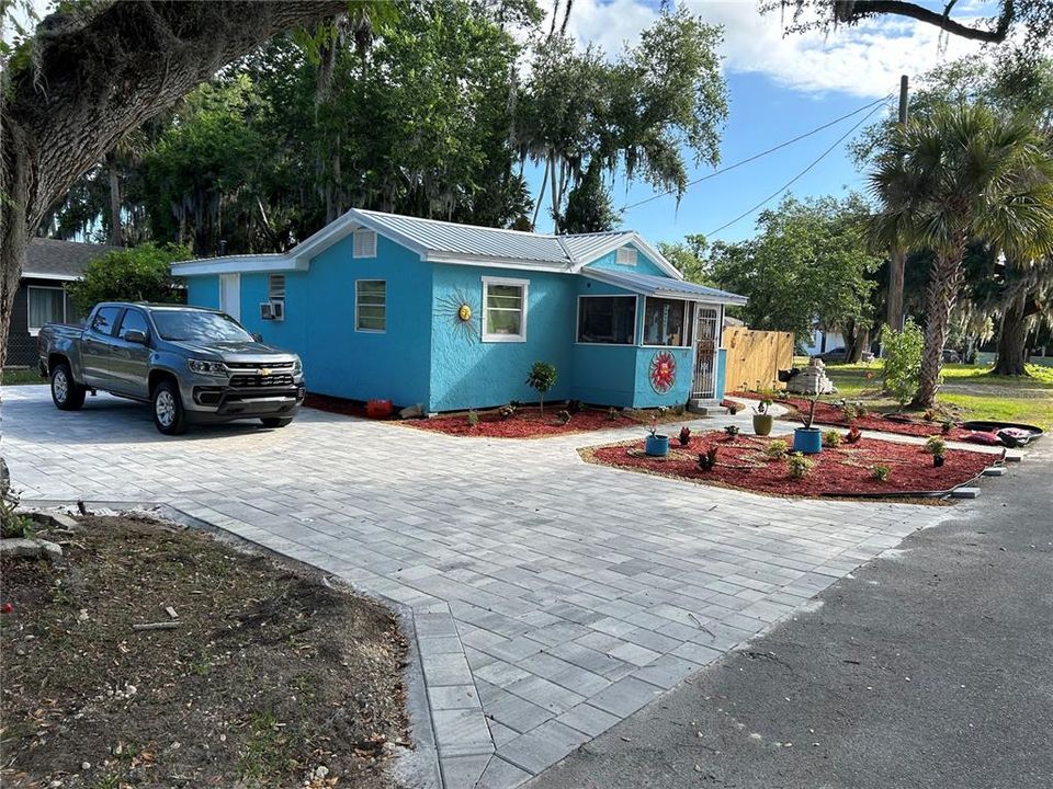 For Sale: $228,000 (2 beds, 2 baths, 713 Square Feet)