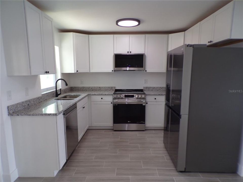 For Rent: $1,800 (2 beds, 1 baths, 918 Square Feet)