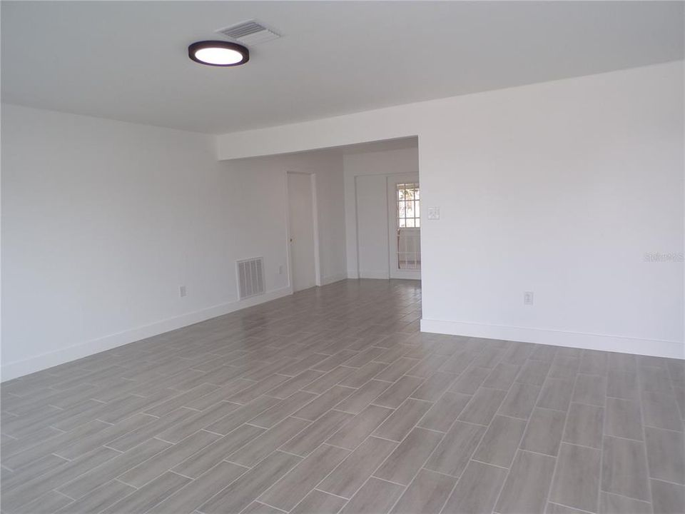 For Rent: $1,800 (2 beds, 1 baths, 918 Square Feet)