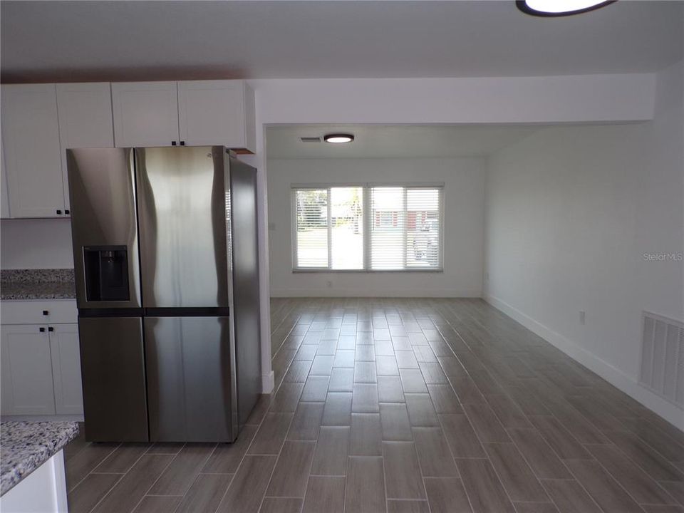 For Rent: $1,800 (2 beds, 1 baths, 918 Square Feet)