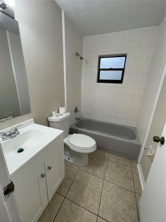 合同活跃: $199,000 (3 贝兹, 2 浴室, 1066 平方英尺)