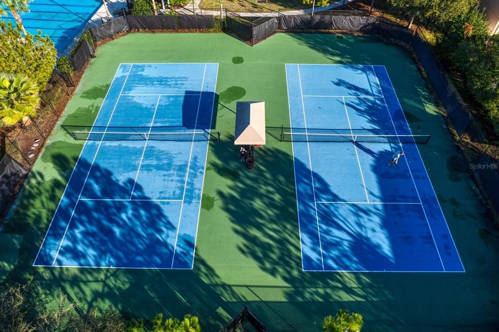Two rentable or free use tennis courts are available to residents.