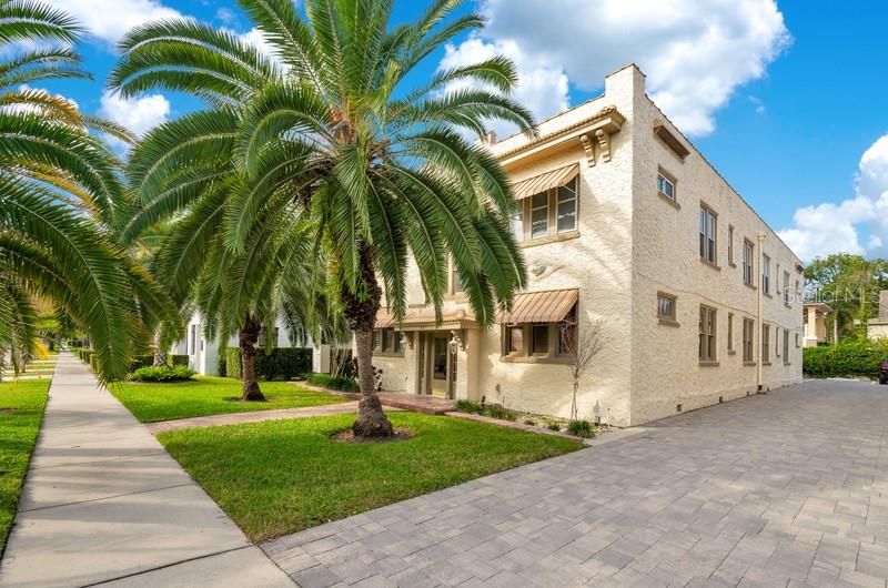 Active With Contract: $1,795 (1 beds, 1 baths, 685 Square Feet)