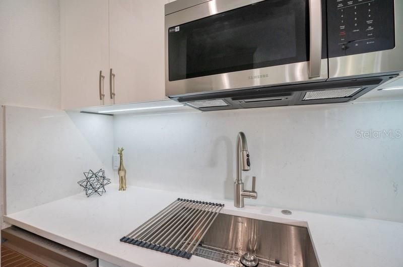 Active With Contract: $1,795 (1 beds, 1 baths, 685 Square Feet)
