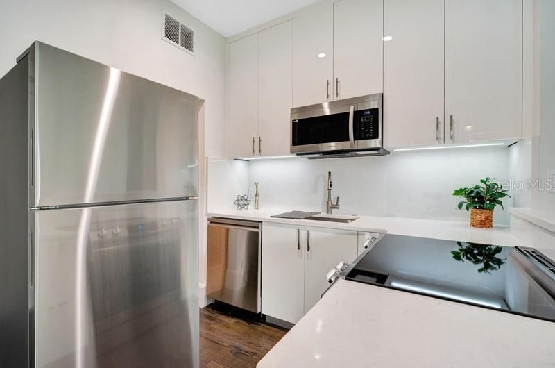 Active With Contract: $1,795 (1 beds, 1 baths, 685 Square Feet)