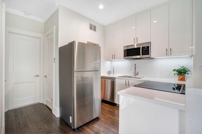 Active With Contract: $1,795 (1 beds, 1 baths, 685 Square Feet)