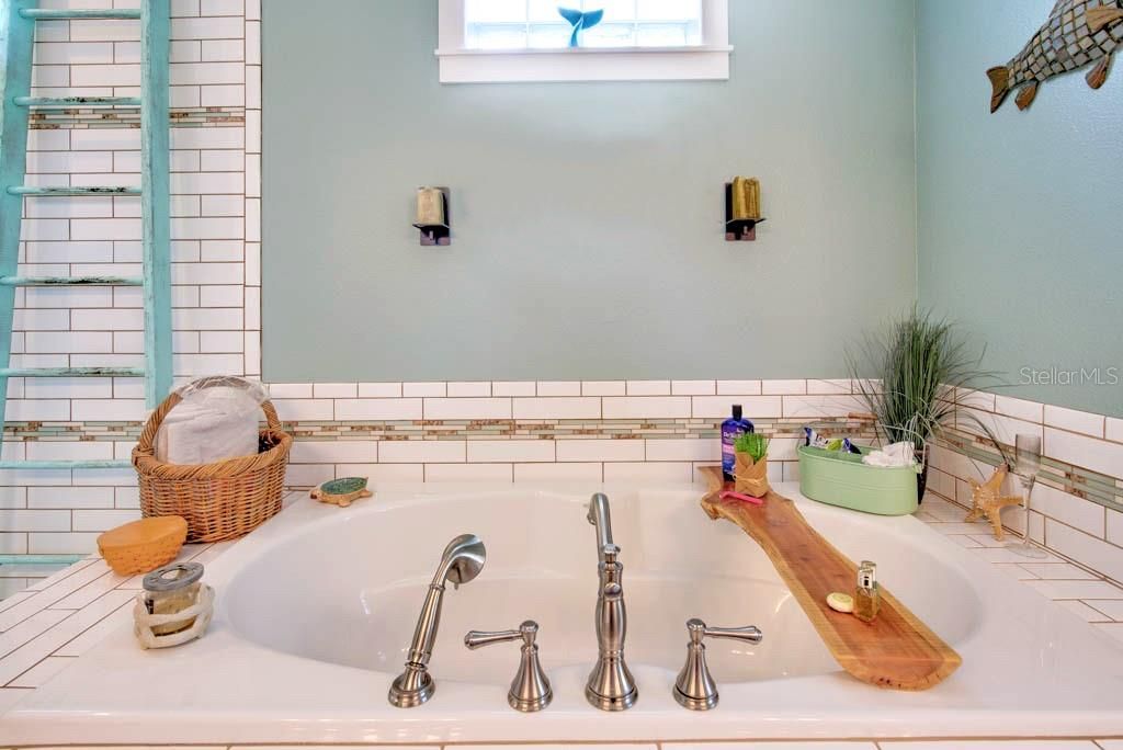 master bath oversized bathtub 3rd floor