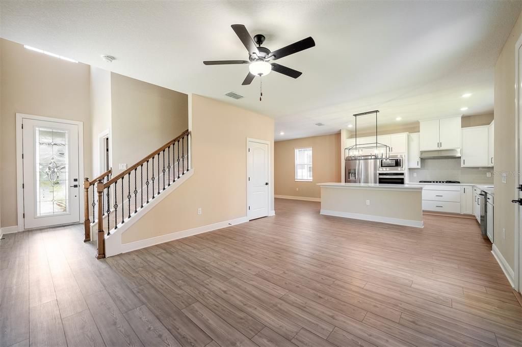 Active With Contract: $439,900 (3 beds, 2 baths, 1700 Square Feet)