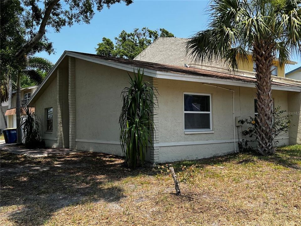 Active With Contract: $279,900 (2 beds, 1 baths, 985 Square Feet)