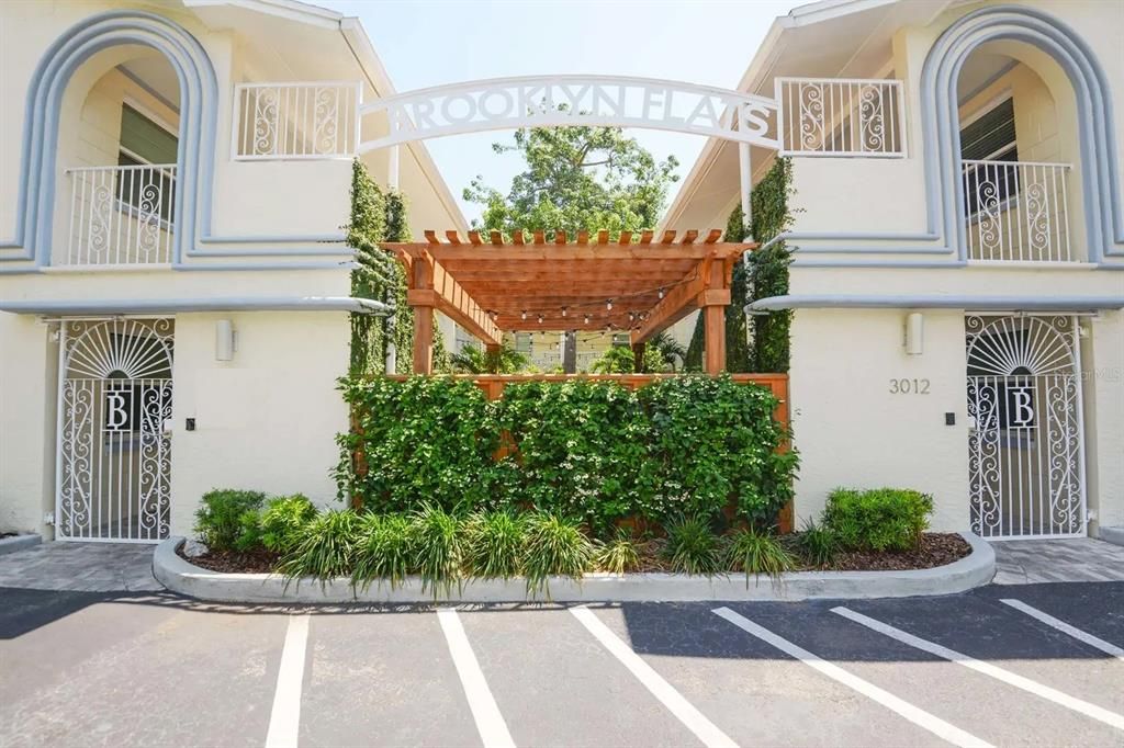 Recently Rented: $2,195 (2 beds, 1 baths, 810 Square Feet)