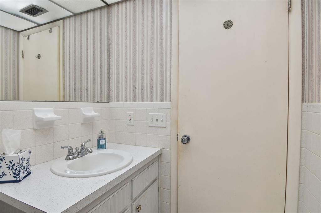 For Sale: $89,988 (1 beds, 1 baths, 638 Square Feet)
