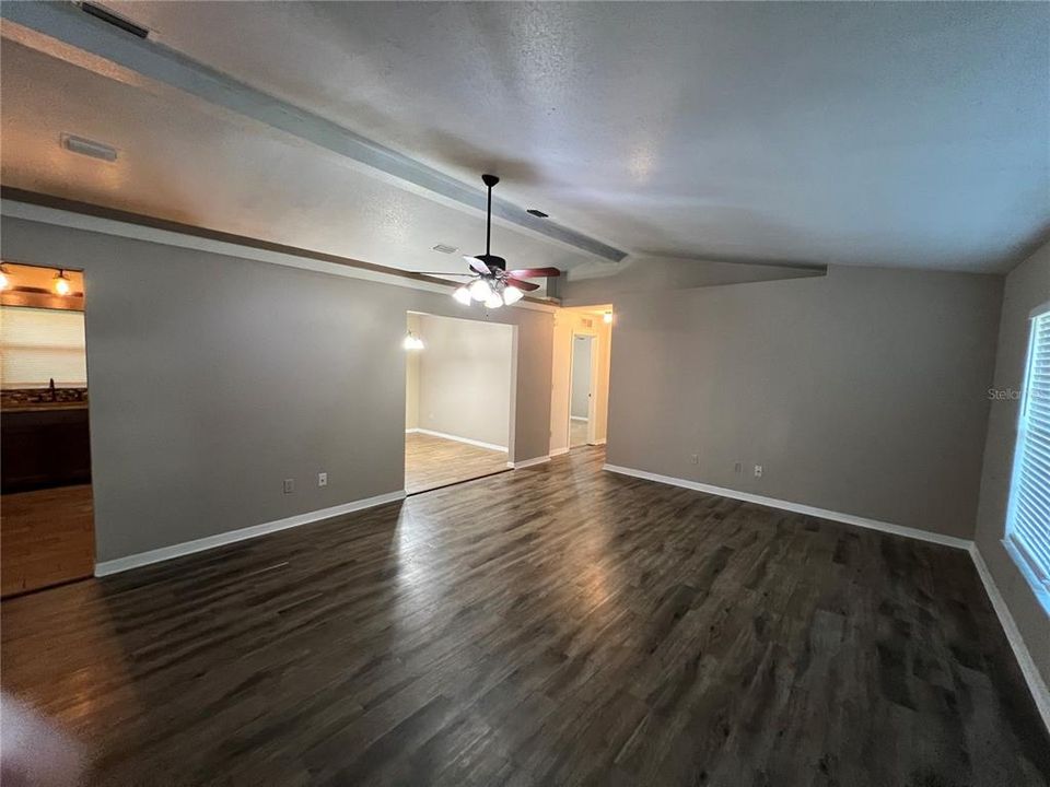 Recently Rented: $1,700 (3 beds, 2 baths, 1400 Square Feet)