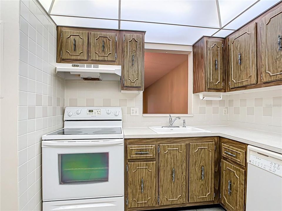 Active With Contract: $164,900 (2 beds, 2 baths, 980 Square Feet)