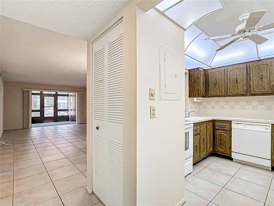 Active With Contract: $164,900 (2 beds, 2 baths, 980 Square Feet)