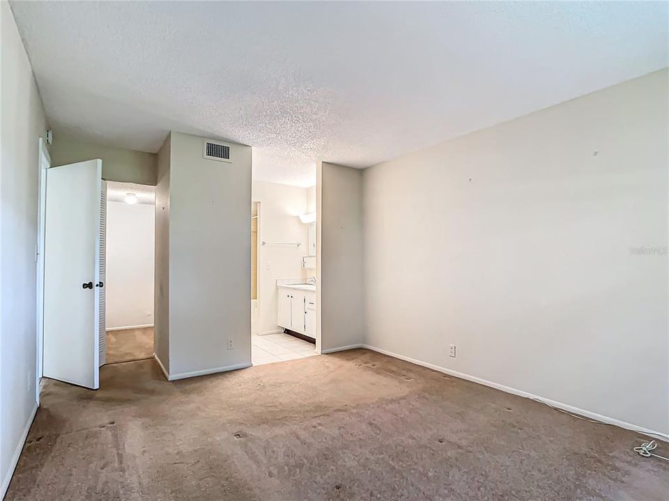 Active With Contract: $164,900 (2 beds, 2 baths, 980 Square Feet)