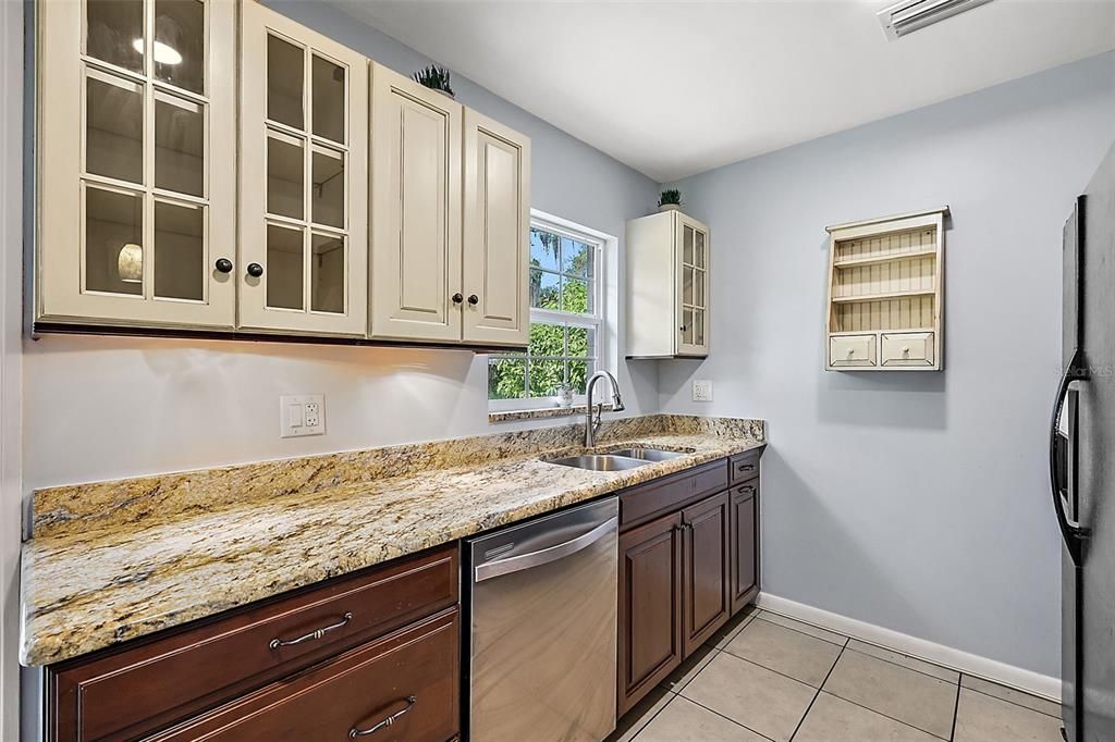 Recently Sold: $359,000 (2 beds, 2 baths, 936 Square Feet)