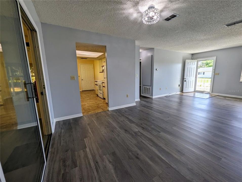 Active With Contract: $1,450 (2 beds, 2 baths, 1144 Square Feet)