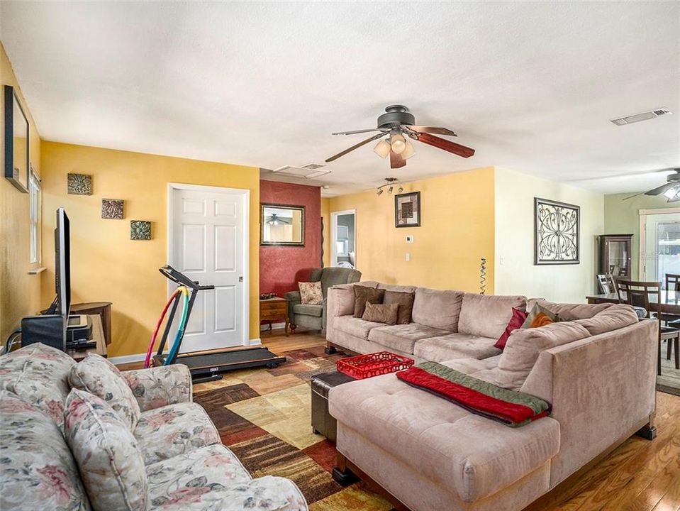 For Sale: $450,000 (2 beds, 1 baths, 1084 Square Feet)