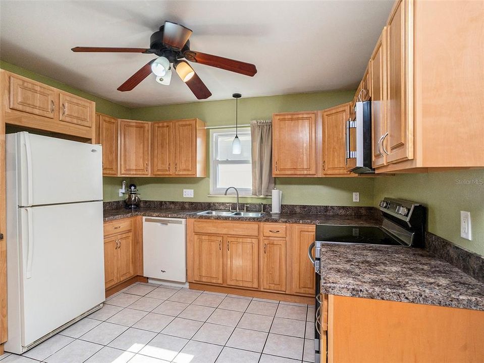 For Sale: $450,000 (2 beds, 1 baths, 1084 Square Feet)