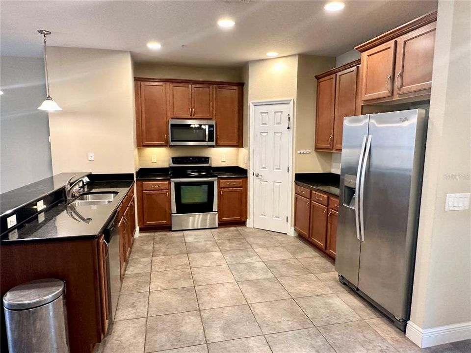 For Rent: $2,350 (2 beds, 3 baths, 1902 Square Feet)