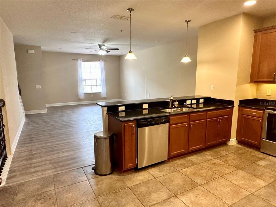 For Rent: $2,350 (2 beds, 3 baths, 1902 Square Feet)