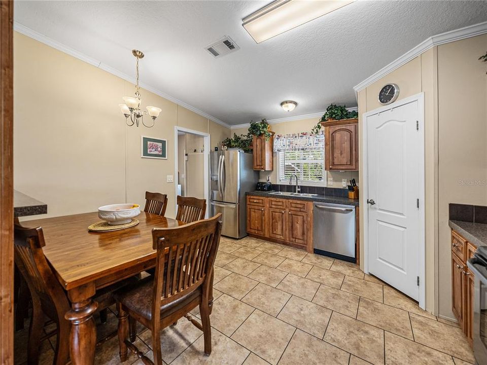 For Sale: $319,900 (3 beds, 2 baths, 1188 Square Feet)