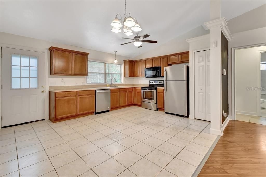 Active With Contract: $309,900 (3 beds, 2 baths, 1264 Square Feet)