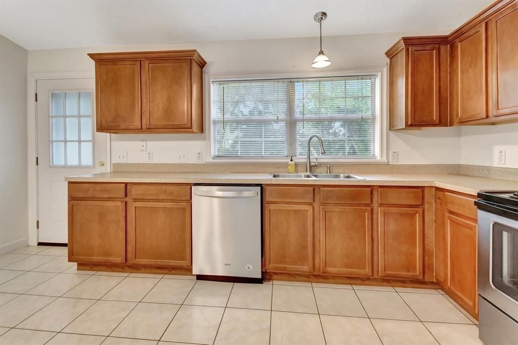 Active With Contract: $309,900 (3 beds, 2 baths, 1264 Square Feet)