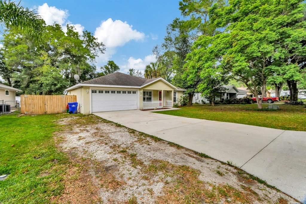 Active With Contract: $309,900 (3 beds, 2 baths, 1264 Square Feet)