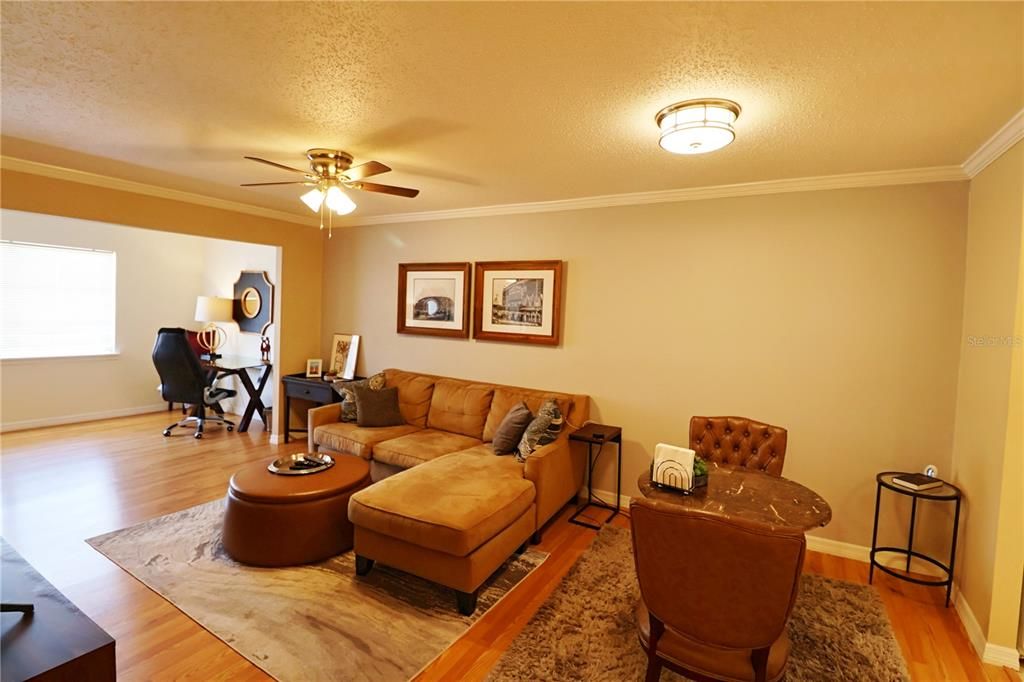 For Sale: $140,000 (2 beds, 1 baths, 912 Square Feet)
