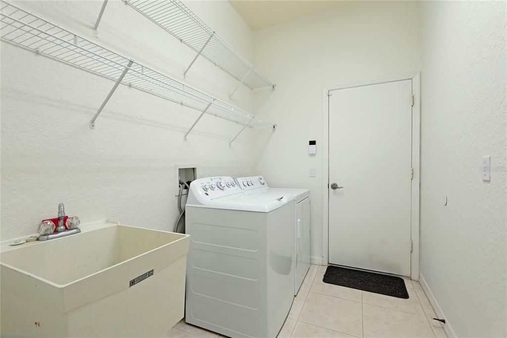 Full bath between the 2nd and 3rd bedrooms