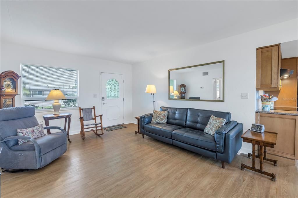 Active With Contract: $699,000 (2 beds, 1 baths, 1000 Square Feet)