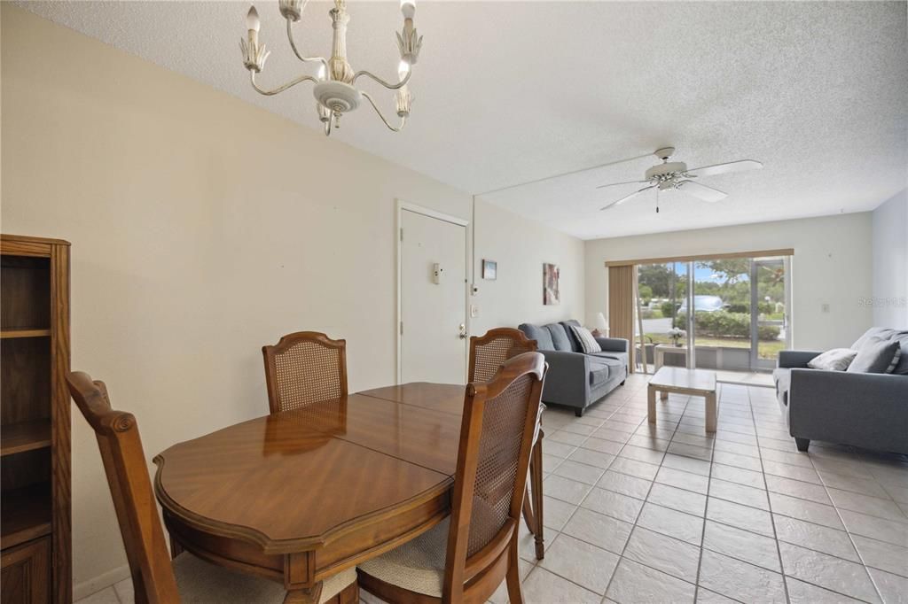 For Sale: $189,700 (2 beds, 2 baths, 876 Square Feet)