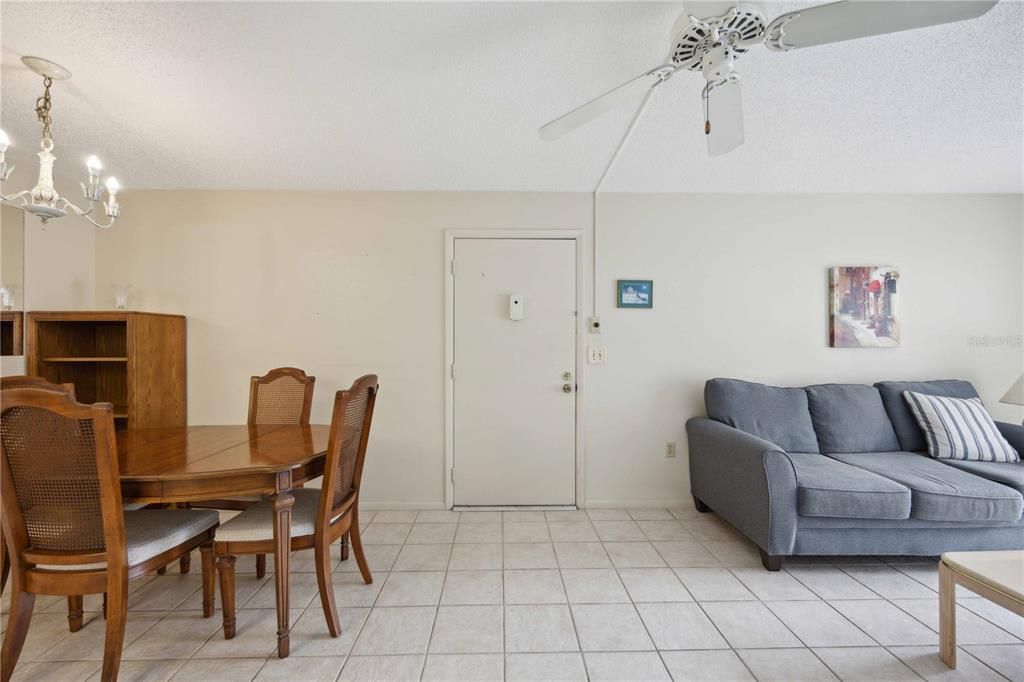 For Sale: $189,700 (2 beds, 2 baths, 876 Square Feet)