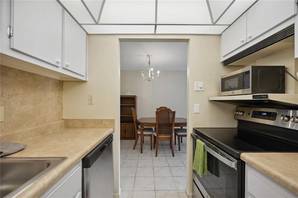For Sale: $189,700 (2 beds, 2 baths, 876 Square Feet)