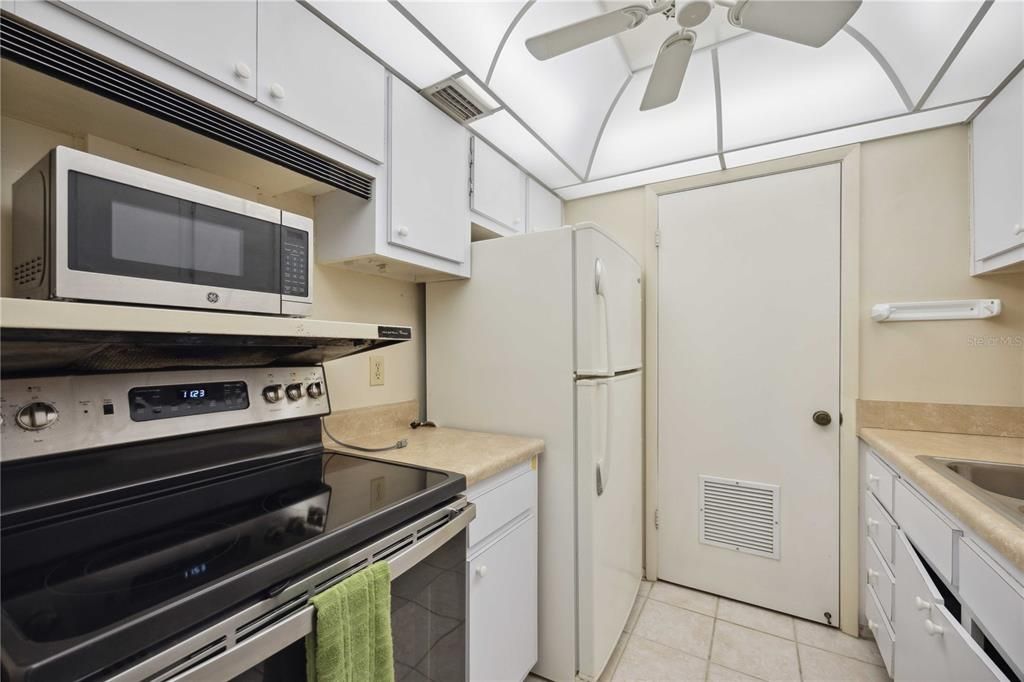 Active With Contract: $175,000 (2 beds, 2 baths, 876 Square Feet)