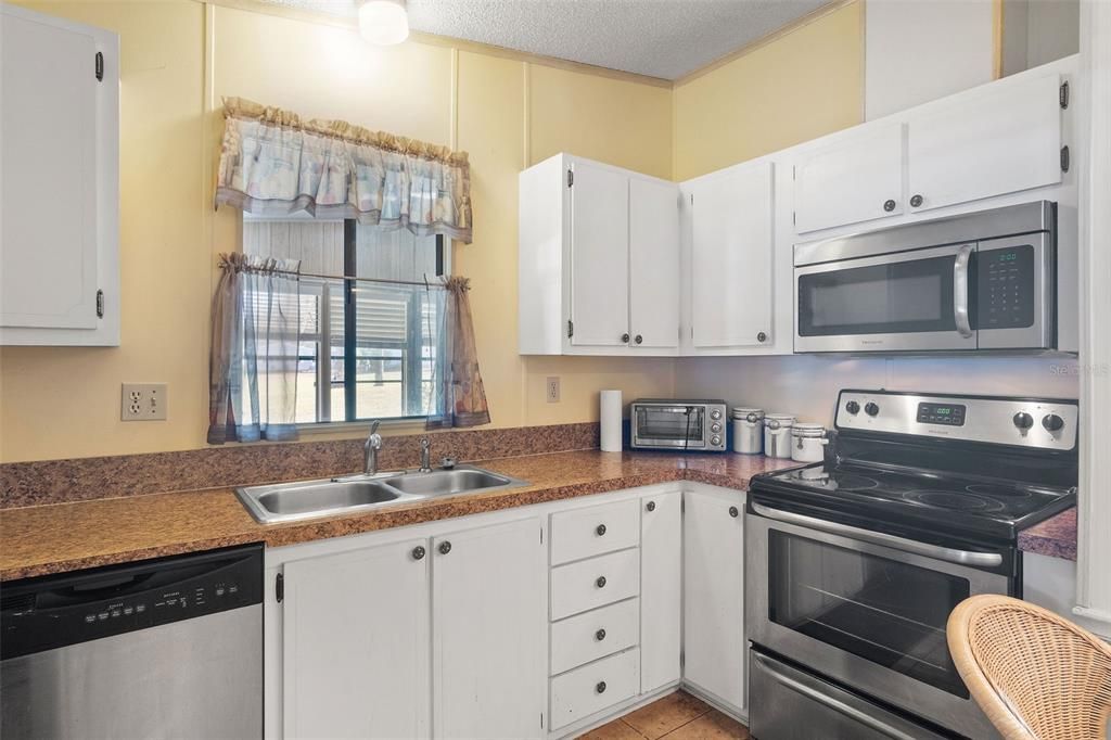 For Sale: $244,900 (2 beds, 2 baths, 1342 Square Feet)