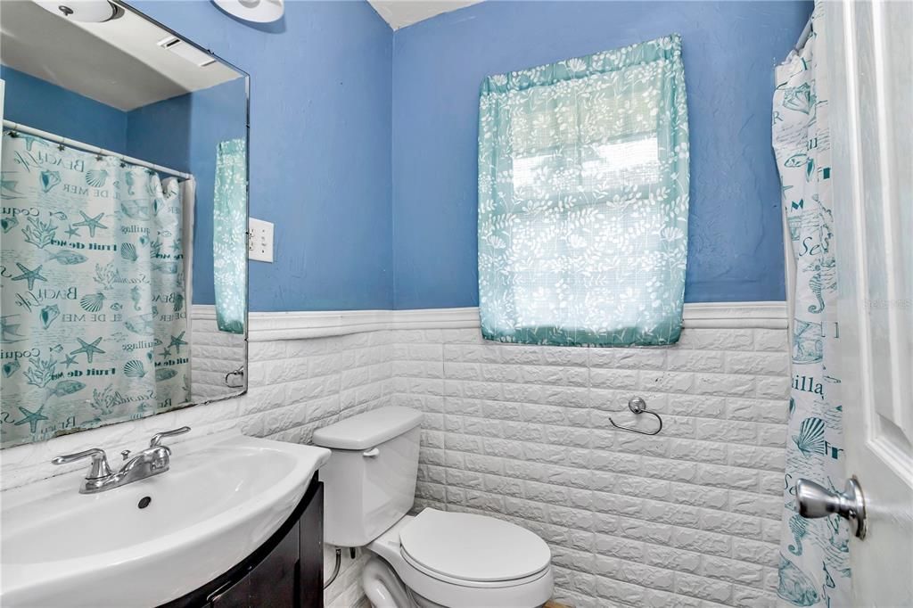 待售: $209,000 (4 贝兹, 2 浴室, 1898 平方英尺)