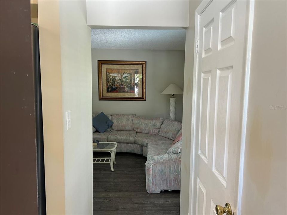 For Sale: $165,000 (2 beds, 1 baths, 704 Square Feet)
