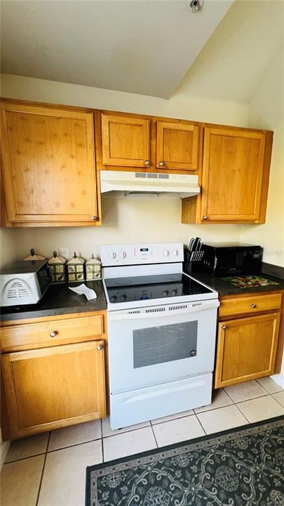 For Rent: $1,650 (1 beds, 1 baths, 996 Square Feet)