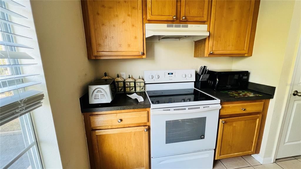 For Rent: $1,650 (1 beds, 1 baths, 996 Square Feet)