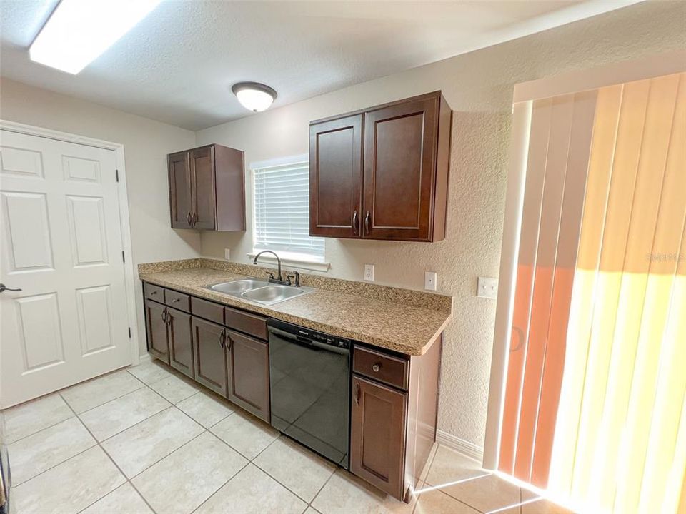 For Rent: $1,525 (3 beds, 2 baths, 1077 Square Feet)