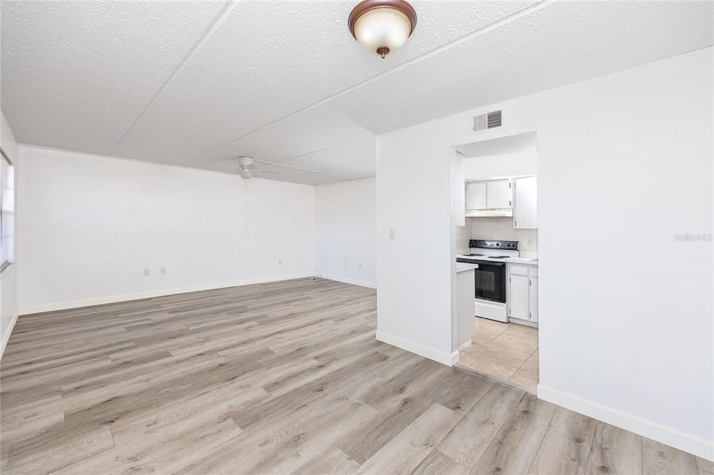 For Sale: $153,000 (2 beds, 1 baths, 1010 Square Feet)