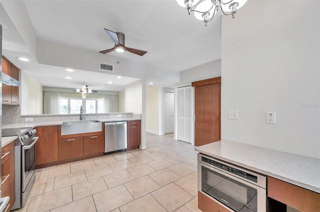 Active With Contract: $425,000 (2 beds, 2 baths, 1320 Square Feet)