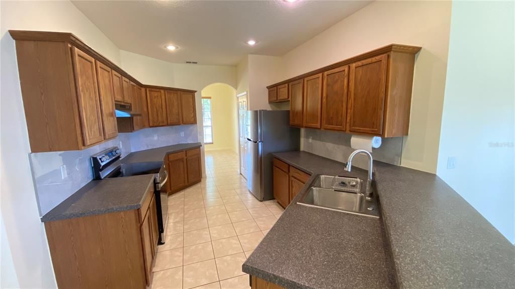 For Rent: $2,195 (3 beds, 2 baths, 1949 Square Feet)
