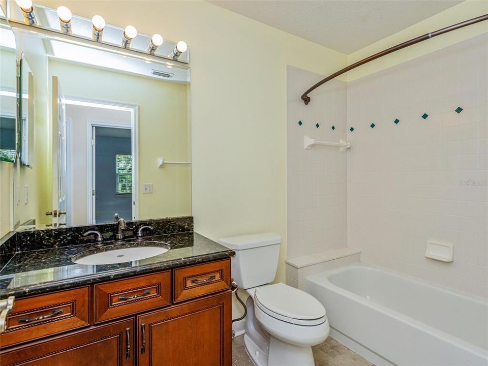 Upstairs Bathroom/Shower/Tub