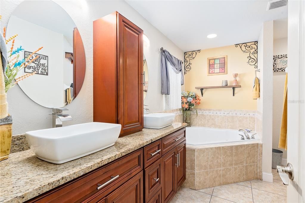 Owners on suite bathroom features : 2020 Renovations Double sinks, New Cherry finished cabinets. Features a HUGE walk in shower & Additional GARDEN TUB for soaking!
