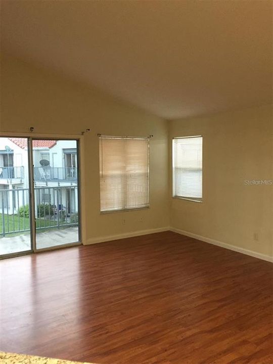 For Sale: $140,000 (2 beds, 2 baths, 930 Square Feet)